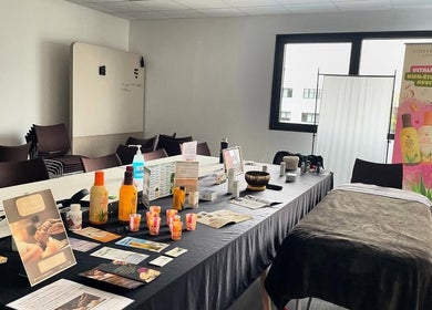 Espace de bien-être avec produits et table de massage à Evasonia Saint Quentin les Yvelines, Île-de-france, FR.