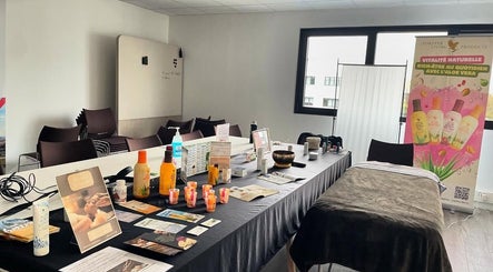 Espace de bien-être avec produits et table de massage à Evasonia Saint Quentin les Yvelines, Île-de-france, FR.