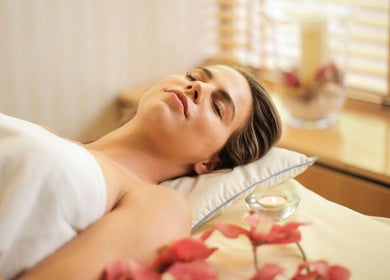 Femme relaxée à Evasonia - Séance Cocooning, Bien Etre, Minceur, Anti Age, Versailles, Île-de-France.