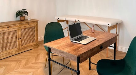 Bureau en bois élégant chez Evasonia - Séance Cocooning - Bien Etre, VERSAILLES, Île-de-france, FR.