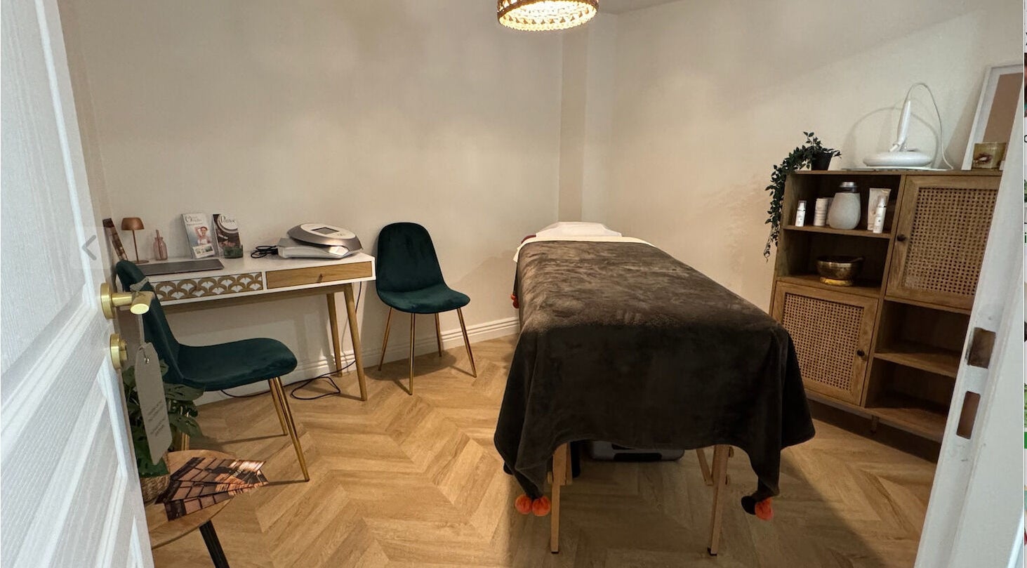 Salle de soins à Evasonia - Séance Cocooning à Versailles, offrant bien-être, minceur, anti-âge.
