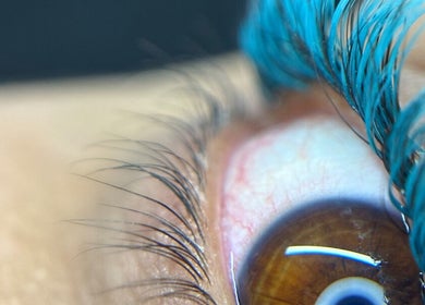 Extensiones de pestañas azules por Keviana Kuilan en Levittown, Toa Baja, PR.