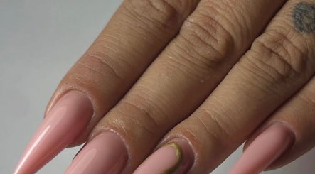 Unhas elegantes em tons de rosa por Studio Bruna Carvalho, Amadora, Lisboa, PT.