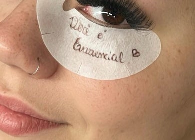 Extensão de cílios no Studio Bruna Carvalho, Amadora, Lisboa, PT, realçando a beleza natural.