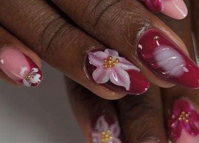 Unhas decoradas com flores em Studio Bruna Carvalho, Amadora, Lisboa, PT. Manicure refinada e criativa.