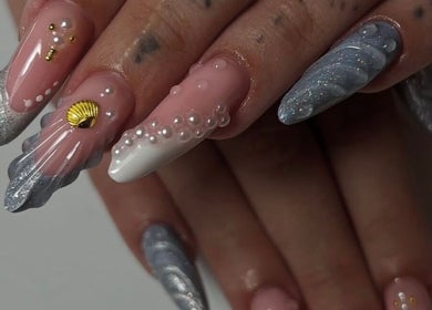 Unhas decoradas com pérolas e design criativo no Studio Bruna Carvalho, Amadora, Lisboa, PT.