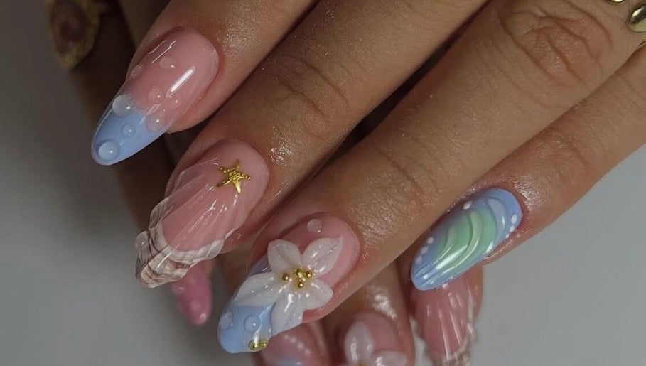 Arte em unhas com design floral e iluminação suave no Studio Bruna Carvalho, Amadora, Lisboa, PT.