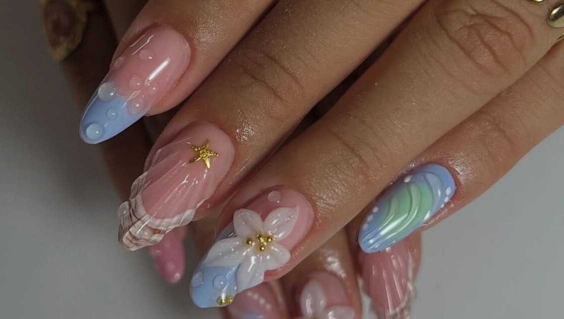 Arte em unhas com design floral e iluminação suave no Studio Bruna Carvalho, Amadora, Lisboa, PT.