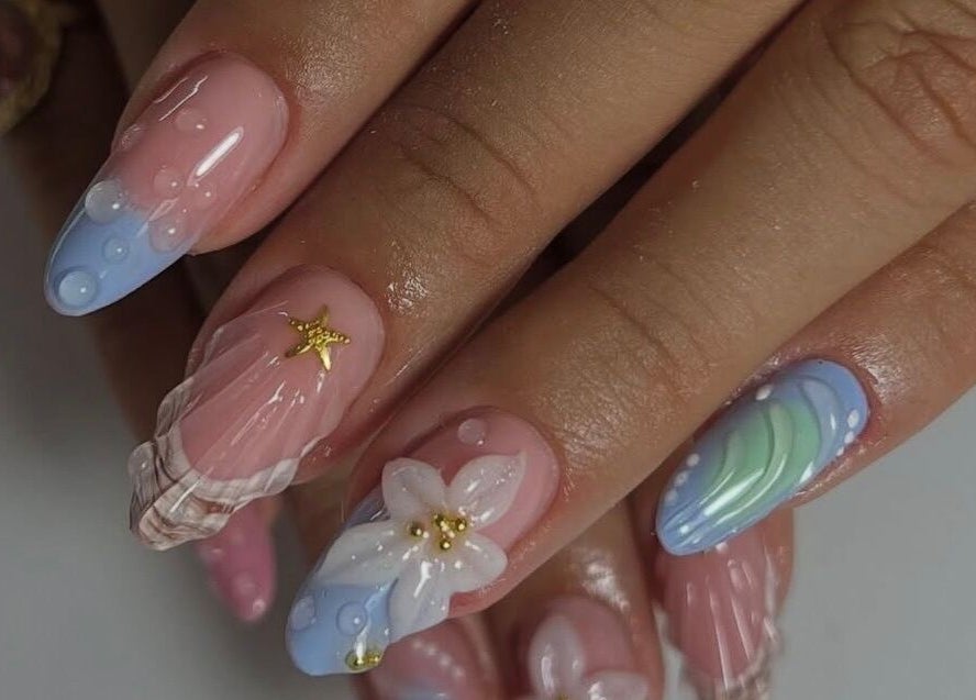 Arte em unhas com design floral e iluminação suave no Studio Bruna Carvalho, Amadora, Lisboa, PT.