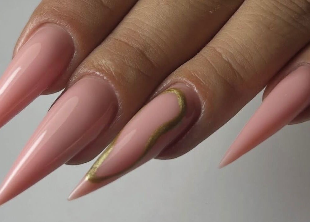 Unhas decoradas em rosa e dourado no Studio Bruna Carvalho, Amadora, Lisboa, PT.