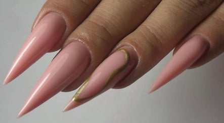 Unhas decoradas em rosa e dourado no Studio Bruna Carvalho, Amadora, Lisboa, PT.
