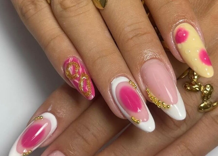 Arte de unhas com detalhes dourados em Studio Bruna Carvalho, Amadora, Lisboa, PT.