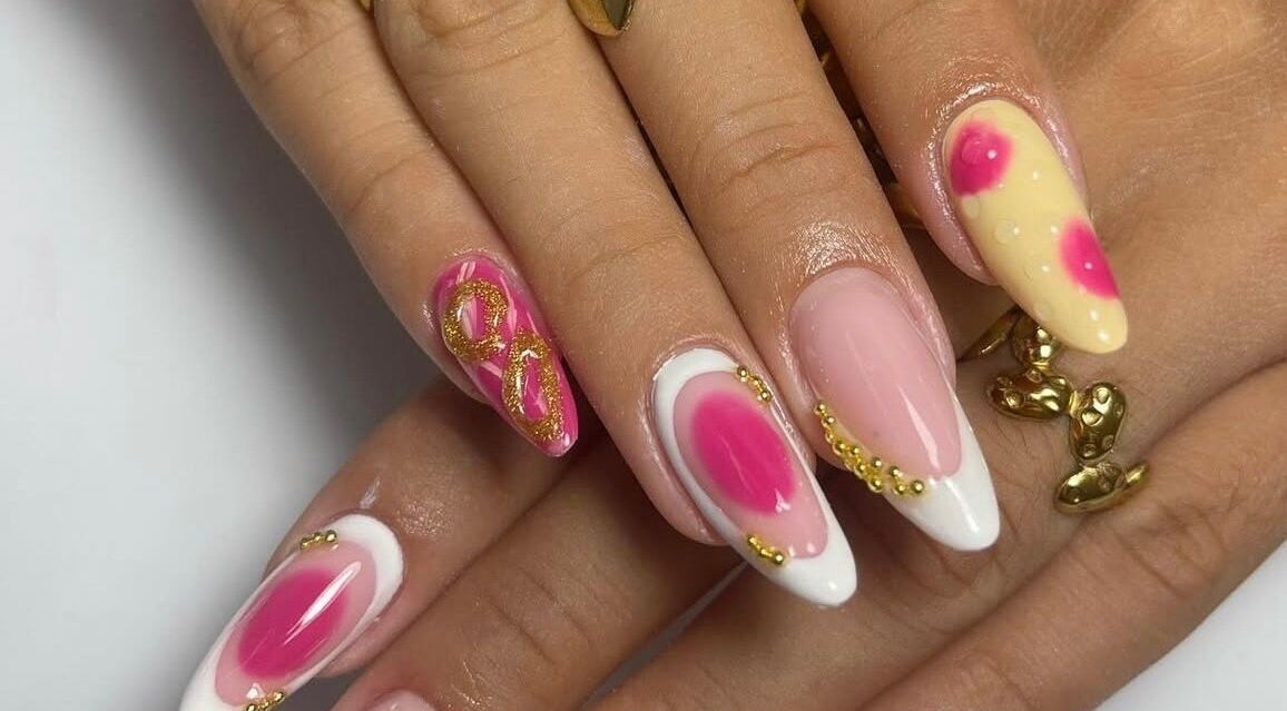 Arte de unhas com detalhes dourados em Studio Bruna Carvalho, Amadora, Lisboa, PT.