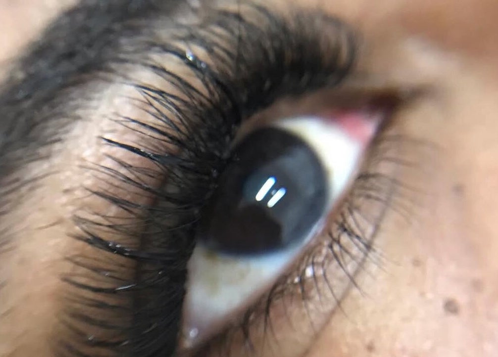 Olho com cílios volumosos em Studio Bruna Carvalho, Amadora, Lisboa, PT, destaca beleza e estilo.