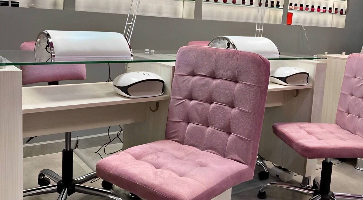 Mesa de manicura moderna en Bespoke Nails and Spa, Santiago De Querétaro, Querétaro, MX.