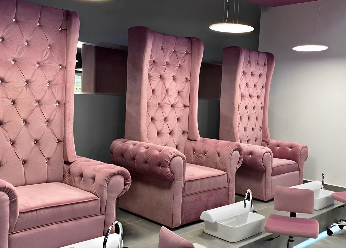 Elegantes sillones de pedicura en Bespoke Nails and Spa, Santiago De Querétaro, Querétaro, MX.
