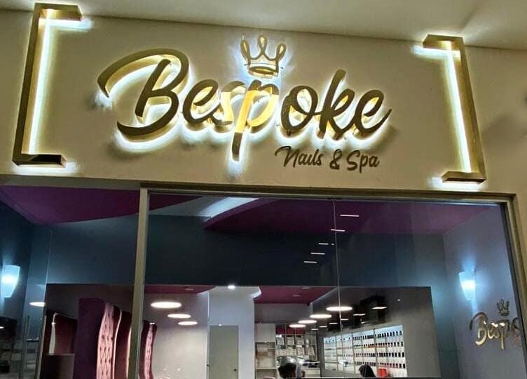 Entrada iluminada de Bespoke Nails and Spa en Santiago De Querétaro, Querétaro, MX, mostrando su acogedor interior.