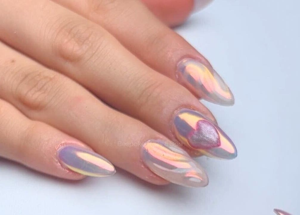 Diseño de uñas iridiscentes en Bespoke Nails and Spa, Santiago De Querétaro, Querétaro, MX.