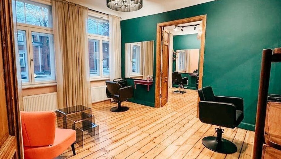Bright and modern salon interior at Tresor Beauty in Rīga, LV, with stylish furnishings and natural light.