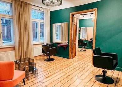 Bright and modern salon interior at Tresor Beauty in Rīga, LV, with stylish furnishings and natural light.