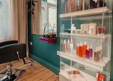 Chic salon interior of Tresor Beauty in Rīga, LV with stylish chair and product display.