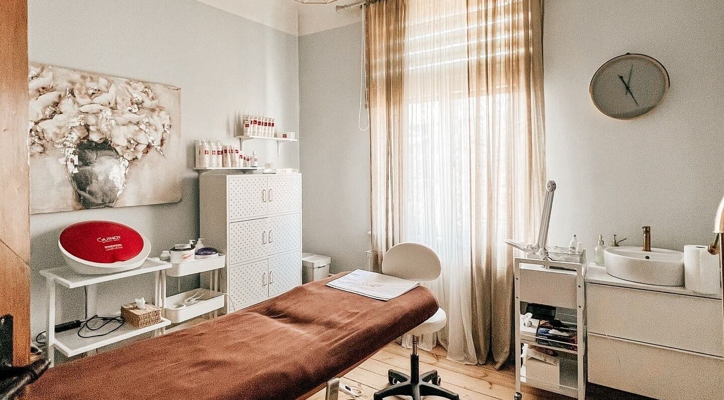 Cozy treatment room at Tresor Beauty in Rīga, LV with soft light and relaxing decor.