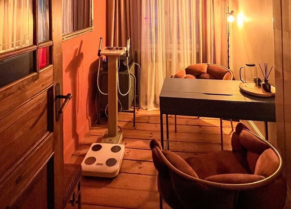 Tranquil wellness room at Tresor Beauty, Rīga, LV, featuring elegant decor and modern equipment.