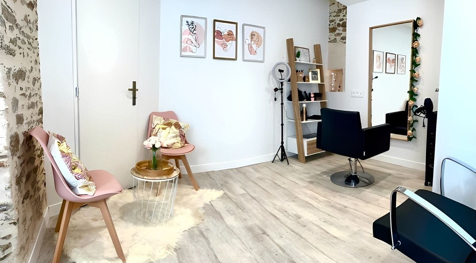 Intérieur élégant de Le Miroir d’Amandine, Sainte-Pazanne, Pays De La Loire, FR, avec sièges modernes.