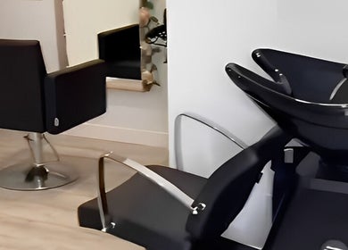 Fauteuil de coiffure élégant chez Le Miroir d’Amandine, Sainte-pazanne, Pays De La Loire, FR.