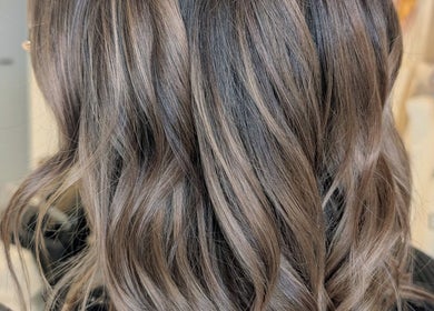 Reflets de cheveux balayage à Le Miroir d’Amandine, Sainte-pazanne, Pays De La Loire, FR.