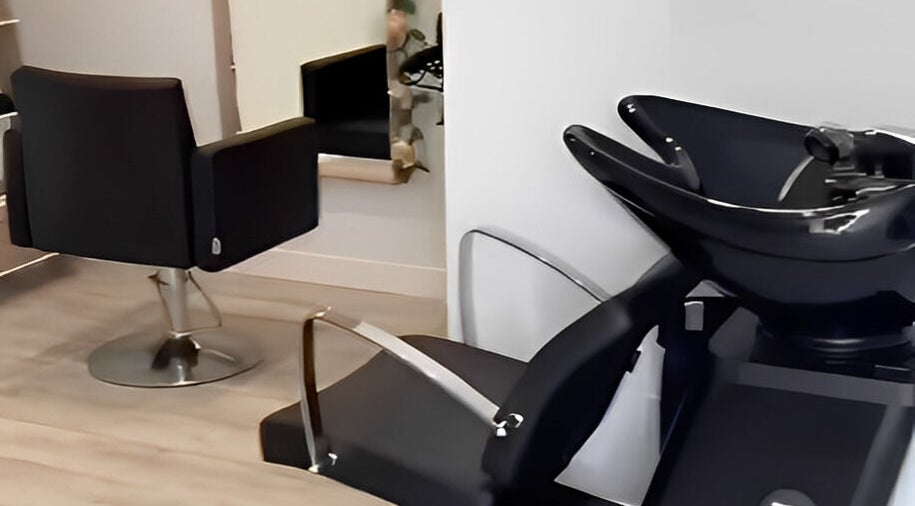 Station de coiffure moderne chez Le Miroir d’Amandine, Sainte-Pazanne, Pays De La Loire, FR.