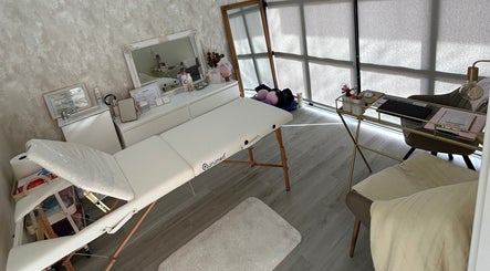 Cama de massagem no Flávia Dhermo em Mealhada, Aveiro, PT, pronta para tratamentos de beleza relaxantes.