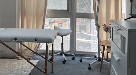 Sala de tratamento relaxante no Centro Comercial Avenida, Coimbra, Coimbra, PT, com mesa e poltrona.