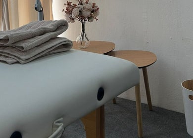 Mesa de massagem elegante com toalhas no Centro Comercial Avenida, Coimbra, Coimbra, PT.