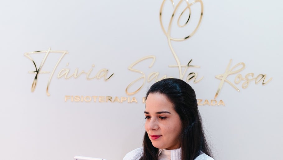 Profissional em Santa Rosa Clinic, Mealhada, Aveiro, PT, em ambiente acolhedor de fisioterapia.