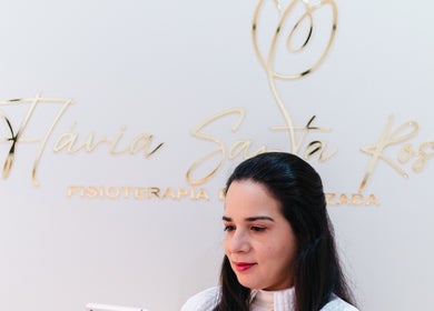 Profissional em Santa Rosa Clinic, Mealhada, Aveiro, PT, em ambiente acolhedor de fisioterapia.