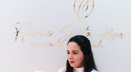 Profissional em Santa Rosa Clinic, Mealhada, Aveiro, PT, em ambiente acolhedor de fisioterapia.