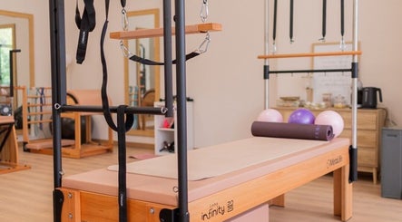 Equipamento de pilates reformer na Santa Rosa Clinic em Mealhada, Aveiro, PT para treino de bem-estar.