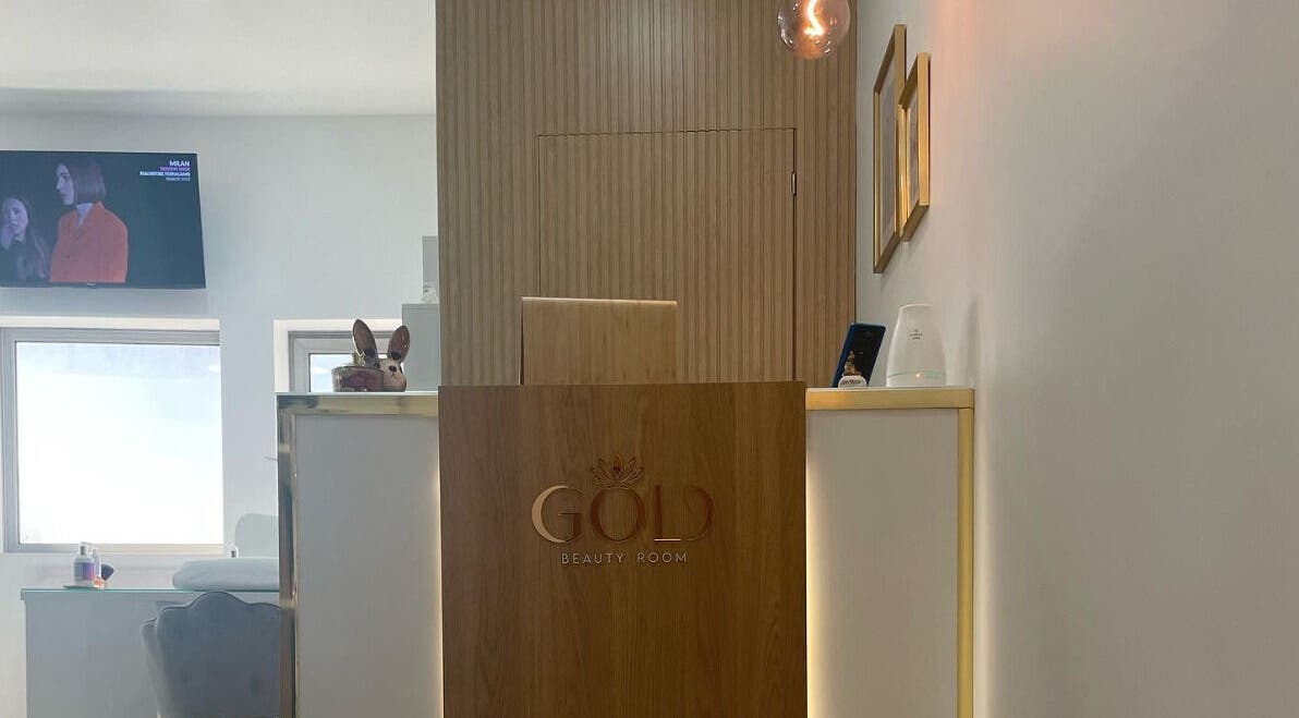 Recepção do Gold Beauty Room em São Cosme, Porto, PT com design moderno e aconchegante.