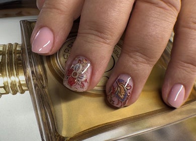 Floral nail art design at Patrycja Swiatczak PMU Laser & Skin in Wonderlust Studio, Warrington, England, GB.