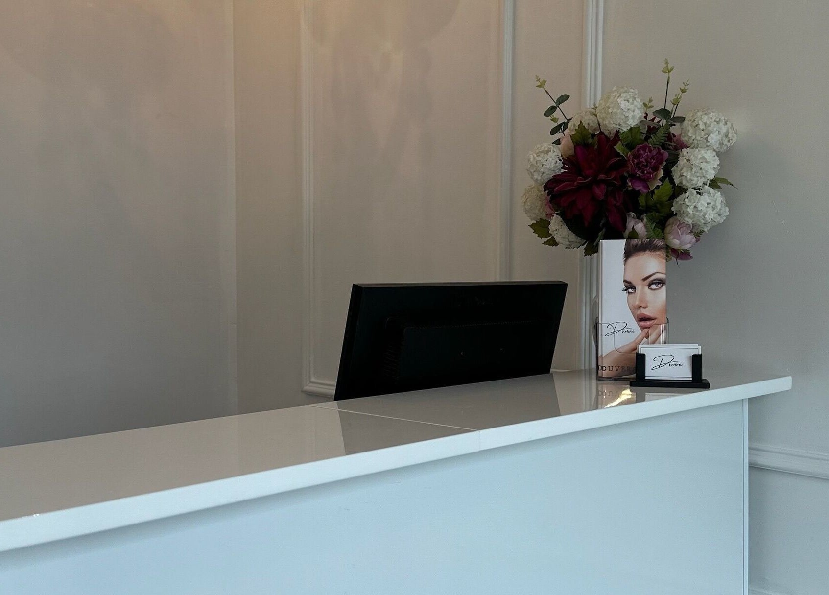 Réception chic de Duvera avec fleurs à Montréal, Québec, CA, accueillante et moderne.