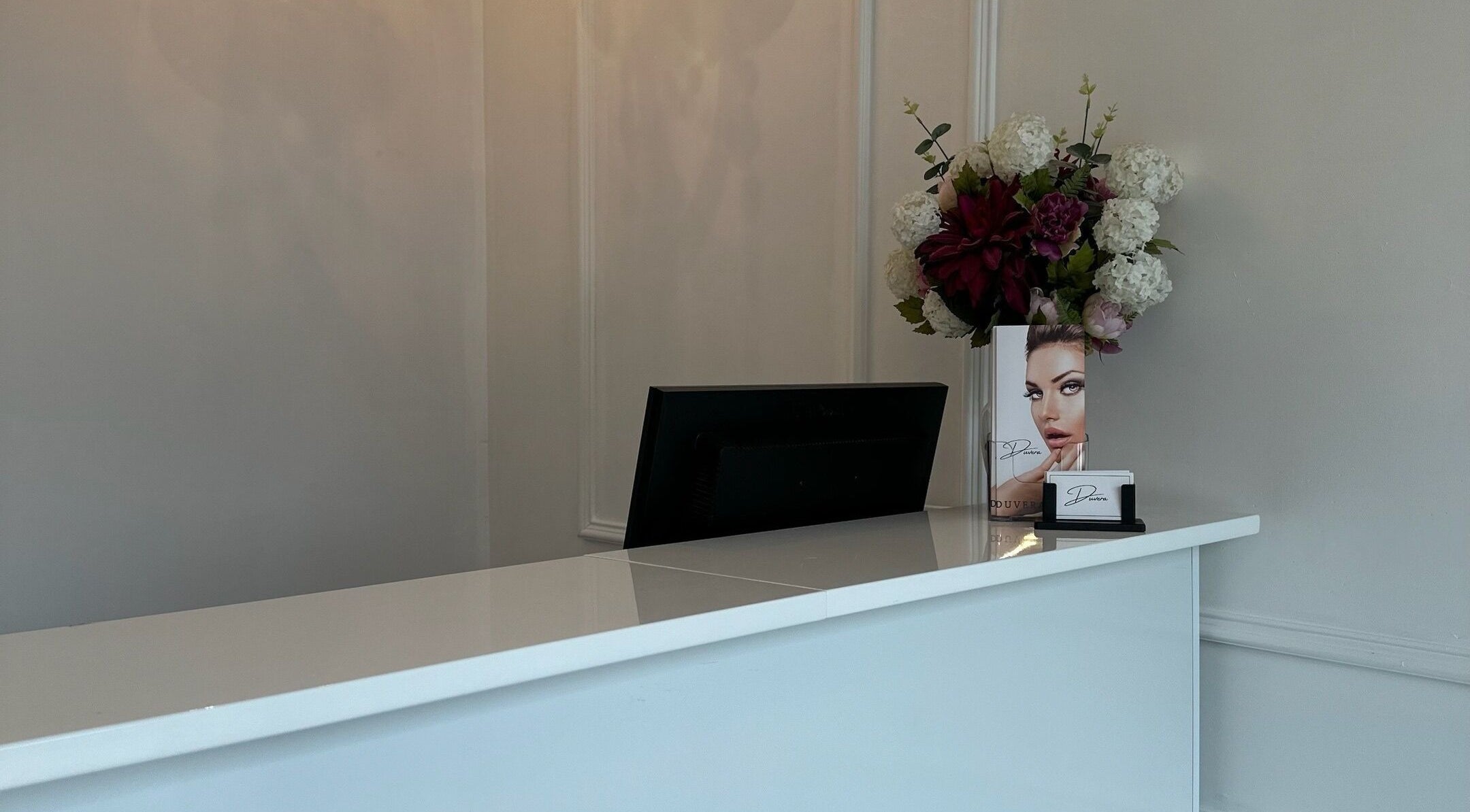 Réception chic de Duvera avec fleurs à Montréal, Québec, CA, accueillante et moderne.