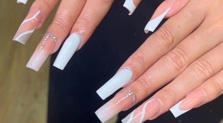 Stylish acrylic nails with white and silver designs at Hacrylicz, Seaton Delaval, England, GB.