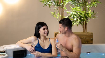 Ζευγάρι σε χαμάμ στο Invoid Spa, Peristeri, GR απολαμβάνουν χαλάρωση.