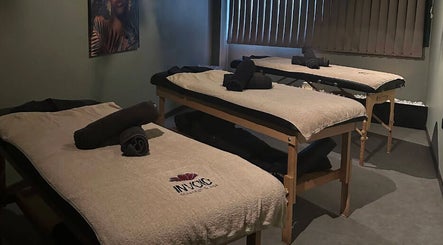 Τραπέζια μασάζ στο Invoid Spa, Peristeri, GR με πολυτελή σεντόνια και πετσέτες για απόλυτη χαλάρωση.