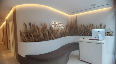 Κομψή υποδοχή στο Laser & Beauty Specialists, Peristeri, GR με φωτισμό και διακόσμηση από πανίδα.
