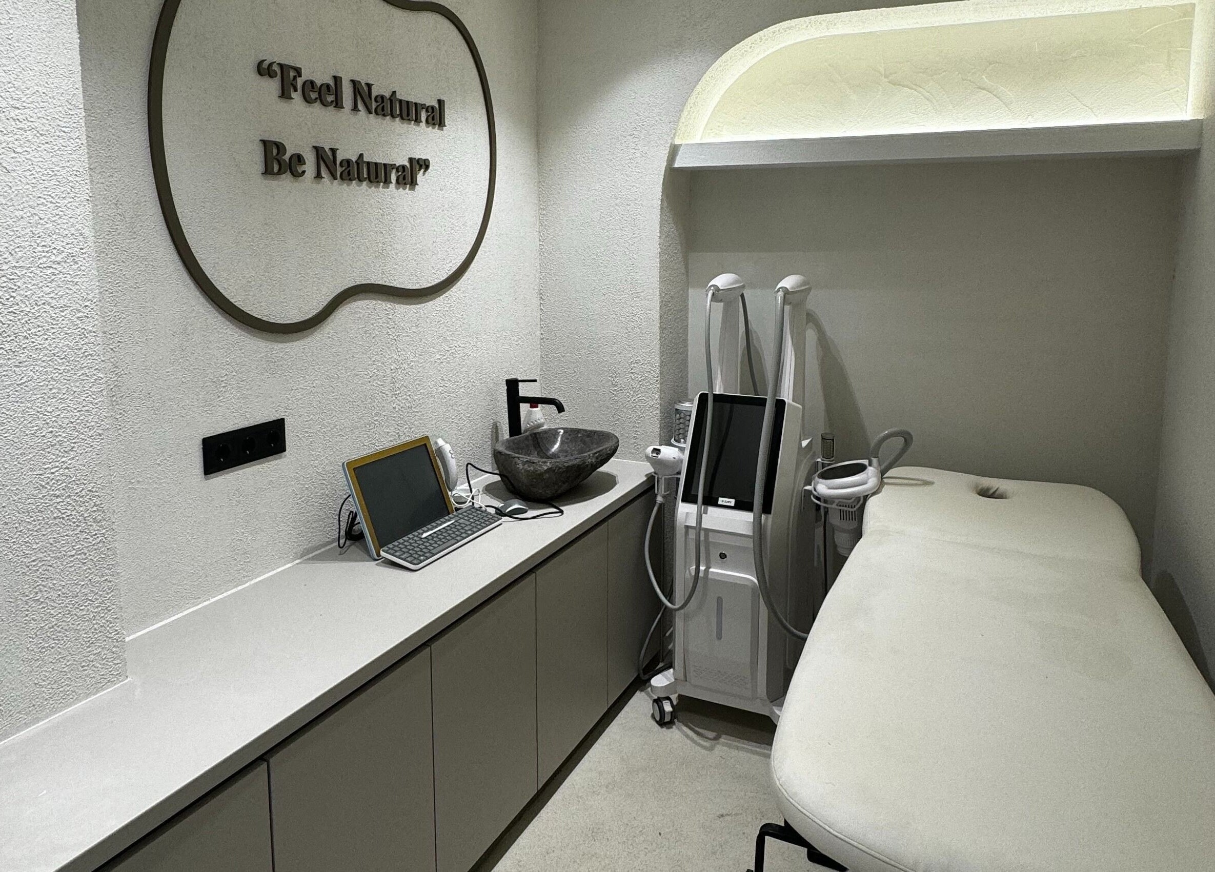 Αίθουσα θεραπείας στη Laser & Beauty Specialists, Περιστέρι, GR με σύγχρονο εξοπλισμό.