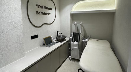 Αίθουσα θεραπείας στη Laser & Beauty Specialists, Περιστέρι, GR με σύγχρονο εξοπλισμό.