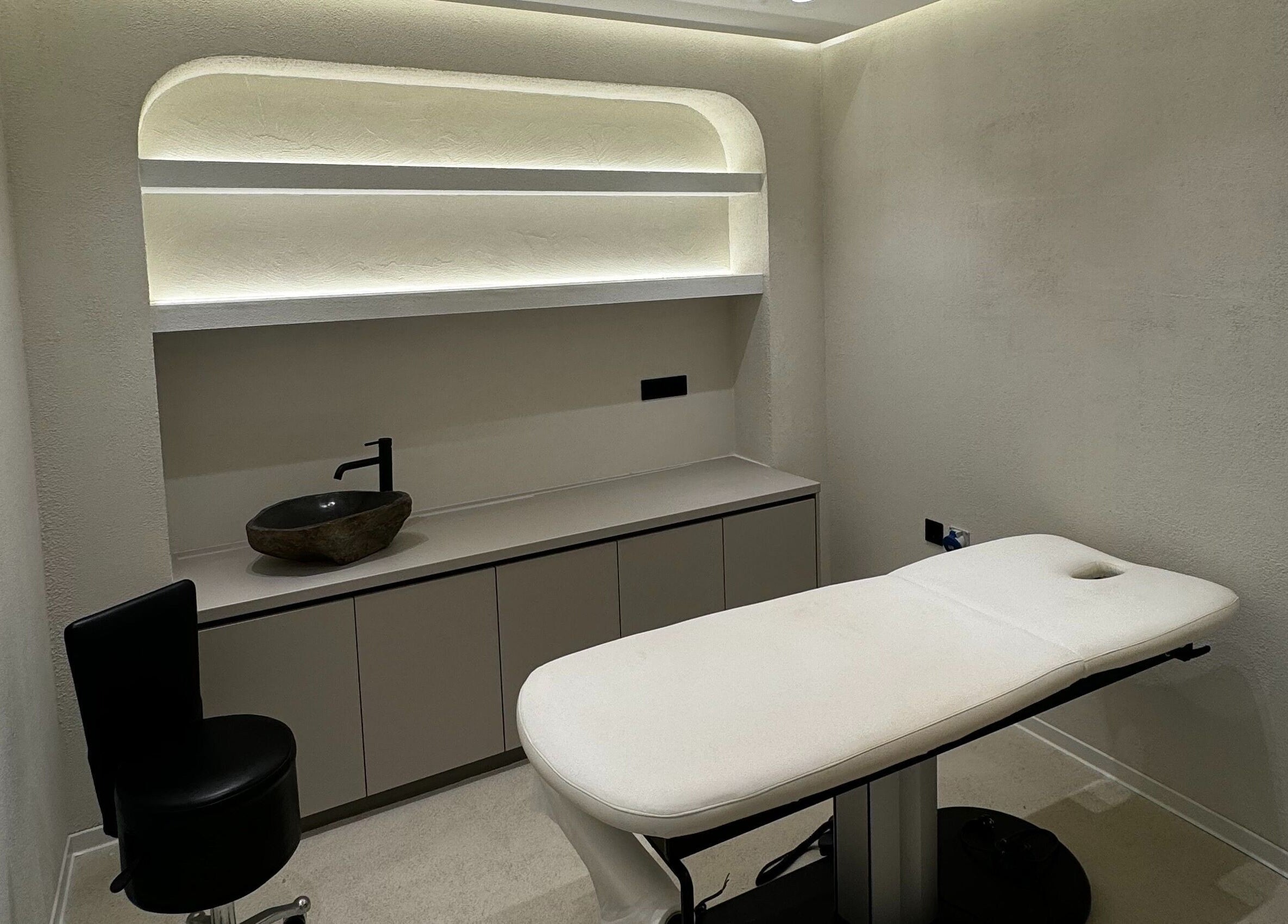 Αναπαυτικό δωμάτιο θεραπείας στο Laser & Beauty Specialists, Peristeri, GR με μοντέρνο σχεδιασμό.