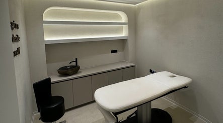 Αναπαυτικό δωμάτιο θεραπείας στο Laser & Beauty Specialists, Peristeri, GR με μοντέρνο σχεδιασμό.